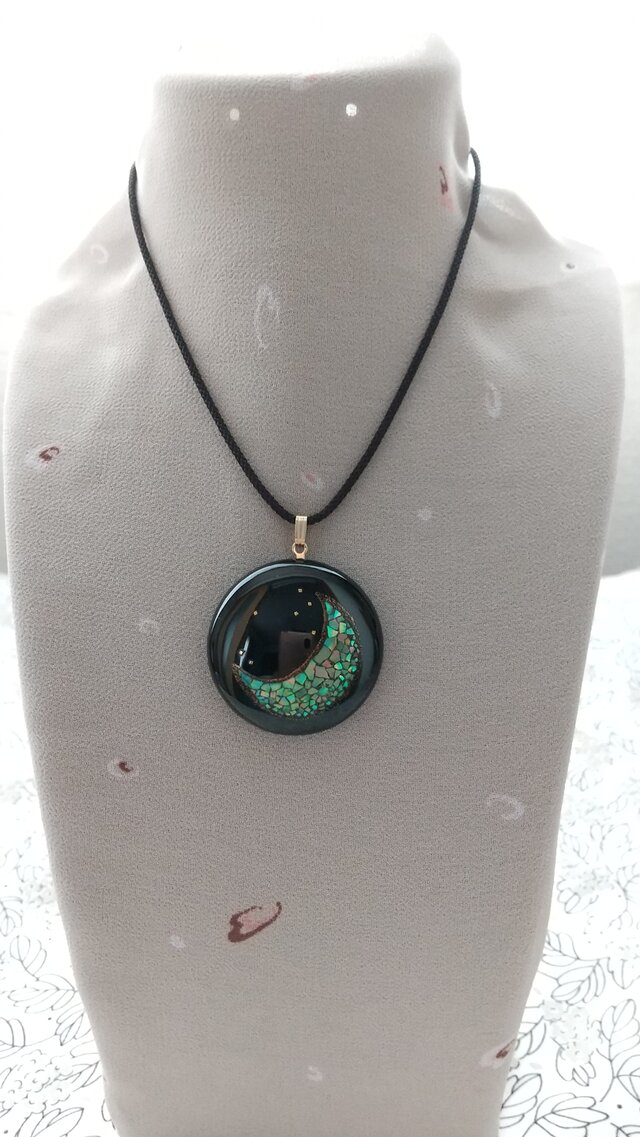 輪島塗ペンダント　丸形 黒 三日月