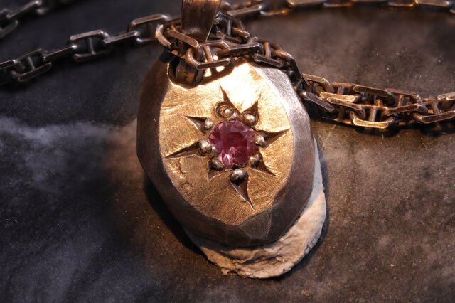 ファン待望の一品】合成アレキサンドライト・ペンダント