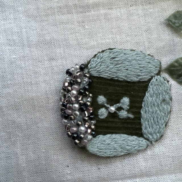 ハンドメイドブローチミナペルホネンdear ꕤ ✳︎ビーズ | iichi 日々  