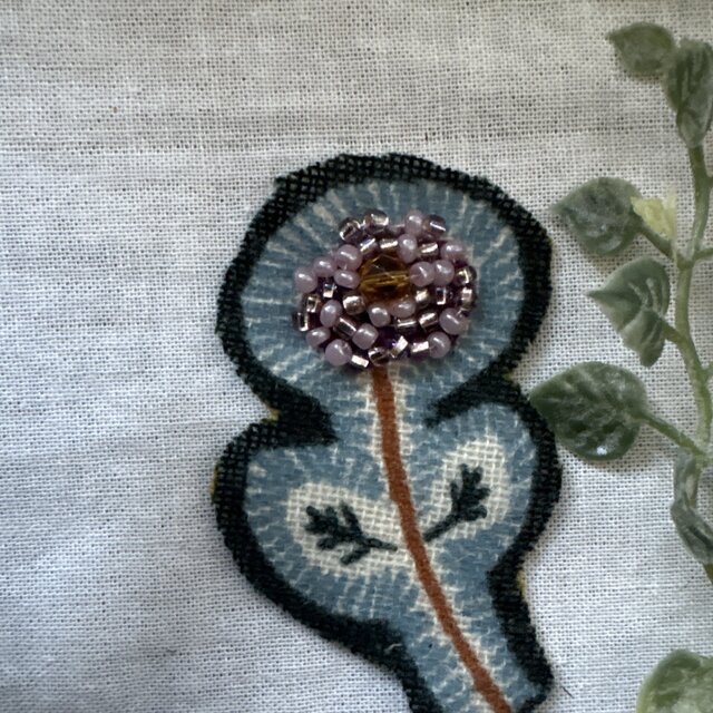 正規品 mina perhonen 花モチーフ ブローチ mina perhonen - ミナペルホネン手刺繍ブルーホワイトフラワー