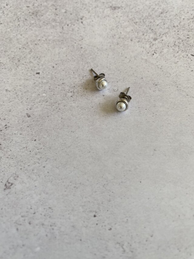 チタンポスト　4mmパールのぷっくり一粒ピアス （Grayish