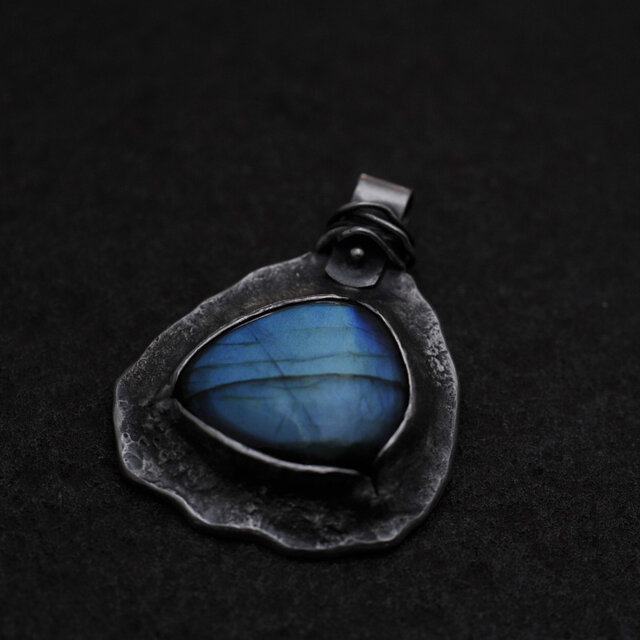ラブラドライトのメタルワークペンダント