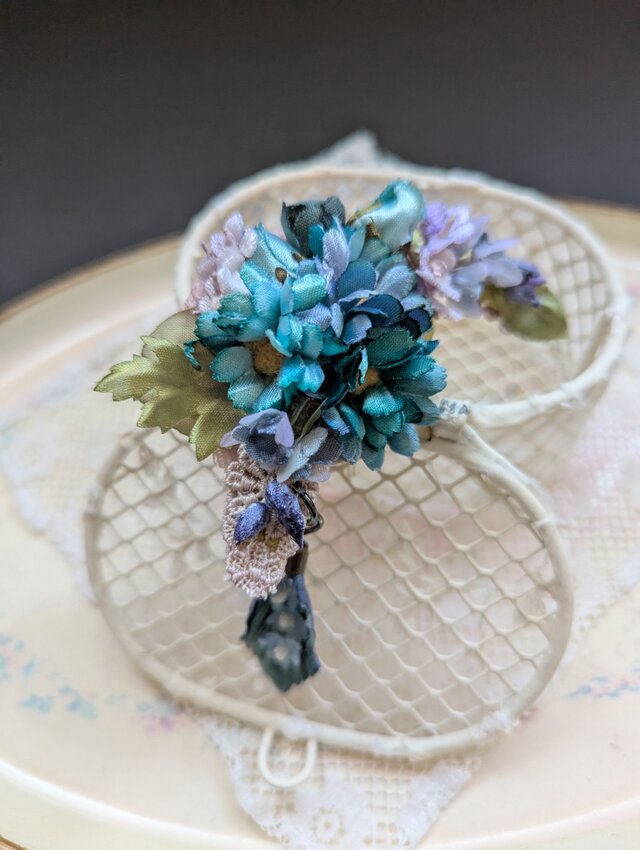 ブローチ マーガレットと小花たち（ピーコック色） B162