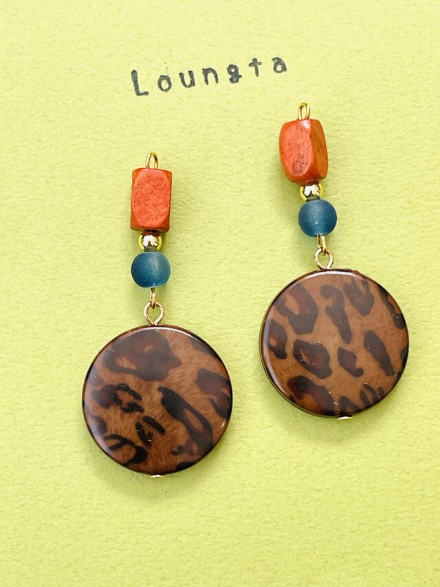ヒョウ柄ピアス 個性派ピアス ウッドビーズオレンジとネイビーガラスビーズ アニマル柄ピアス 大ぶりピアス