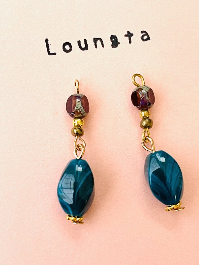 チェコビーズピカソ加工のレッドとグリーンブルーアクリルビーズの小ぶりピアス 夏ピアス