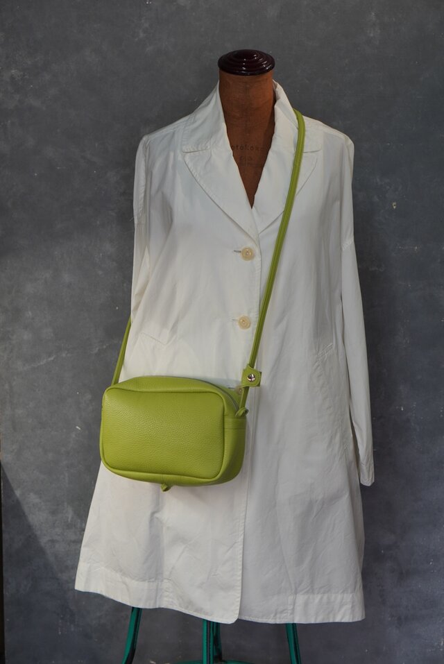 ライムグリーン・2WAY機能ポシェットLサイズ◎内装キーホルダー付き