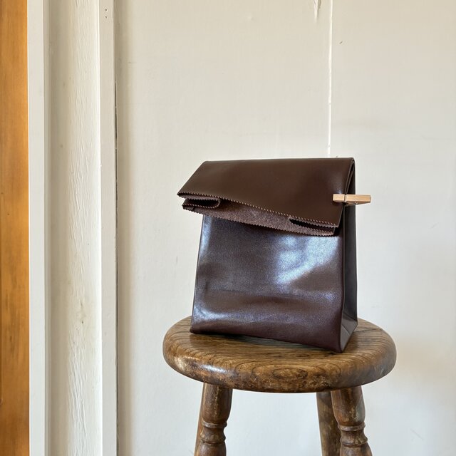 秋の余韻。本革 クッキー型バッグ／ダークブラウン｜紙袋をレザーで再構築・遊び心と深みのある色味