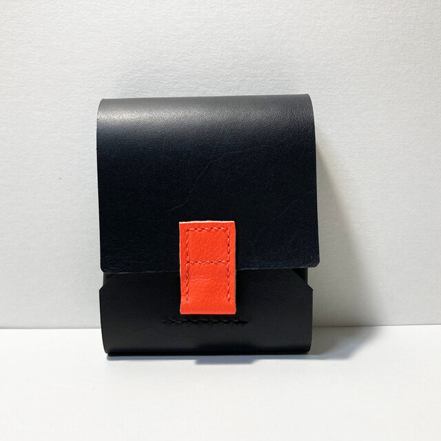 スムースレザーのカードケース（ブラック×ネオンレッド）