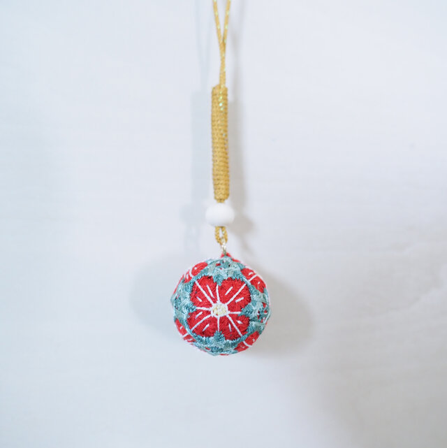 受注制作》手毬のストラップ（花模様） | iichi 日々の暮らしを