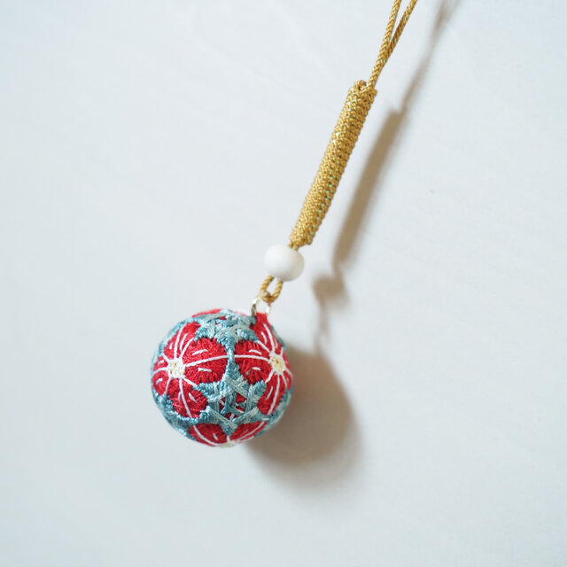 受注制作》手毬のストラップ（花模様） | iichi 日々の暮らしを