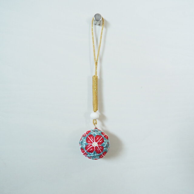 受注制作》手毬のストラップ（花模様） | iichi 日々の暮らしを