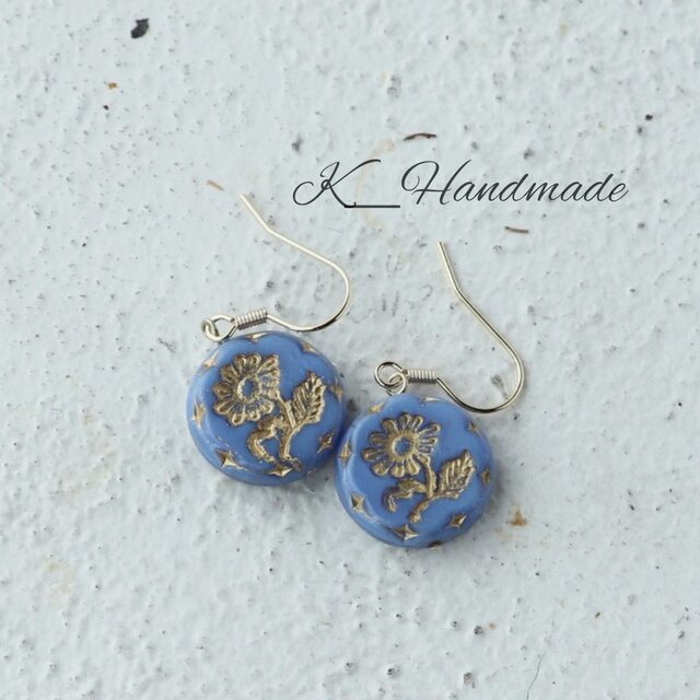 チェコガラスビーズ　可憐な雛菊のピアス　ペールブルー
