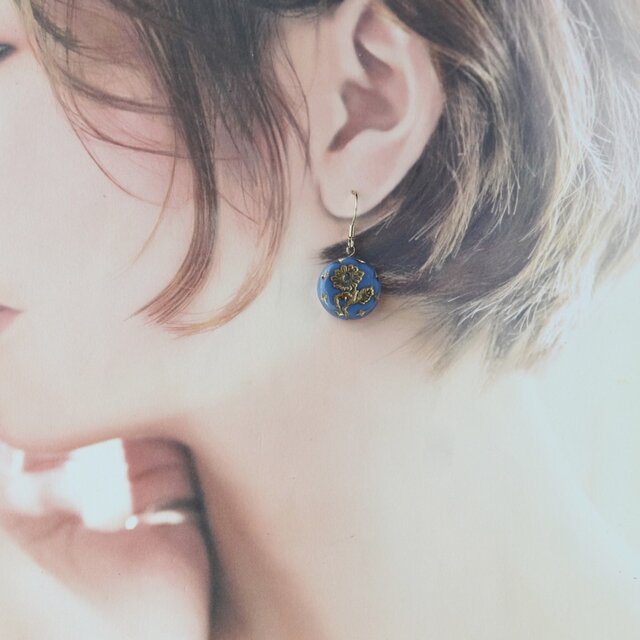 チェコガラスビーズ 可憐な雛菊のピアス ペールブルー | iichi 日々の 
