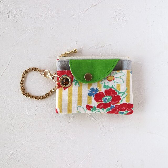 チェーンストラップ　リールとクリアな窓付き　キーケース　リバティ　イッローストライプの花柄