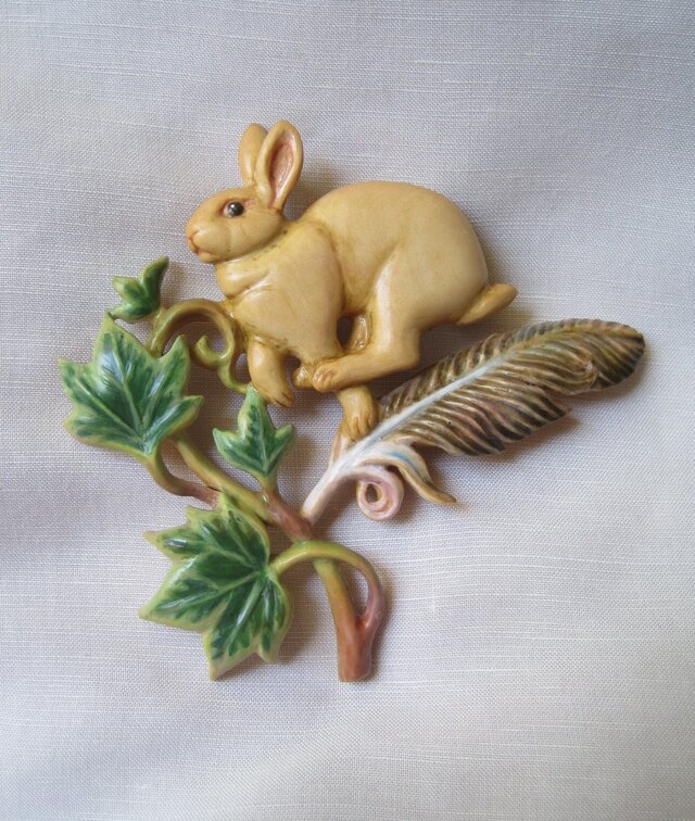 アイビーとうさぎのブローチ