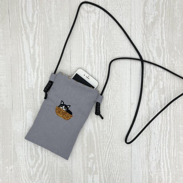 手刺繍スマホショルダー かご猫
