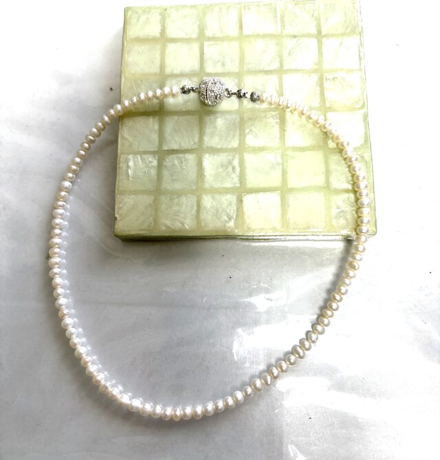 ベビーパールのチョーカー ダイヤモンド風留め具付き