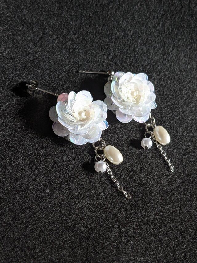 白薔薇姫／スパンコールピアス | iichi 日々の暮らしを心地よくする
