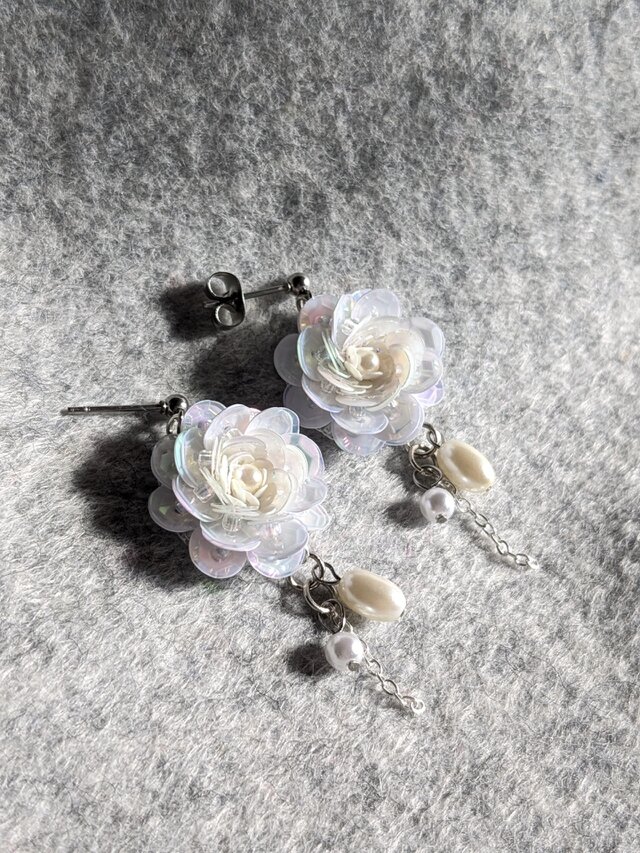 秋薔薇ピアス❀白い薔薇とブルーグラデーション 手染めビーズのコラボ❀ 青薔薇とビジュー・しずくのピアス(イヤリング) – ころり堂 - Colorido