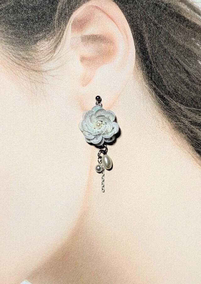 秋薔薇ピアス❀白い薔薇とブルーグラデーション 手染めビーズのコラボ❀ 秋薔薇ピアス❀白い薔薇とブルーグラデーション 手染めビーズのコラボ