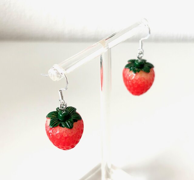 ピアス いちご 苺 イチゴ ネジバネ式イヤリング交換可能 シルバー 春