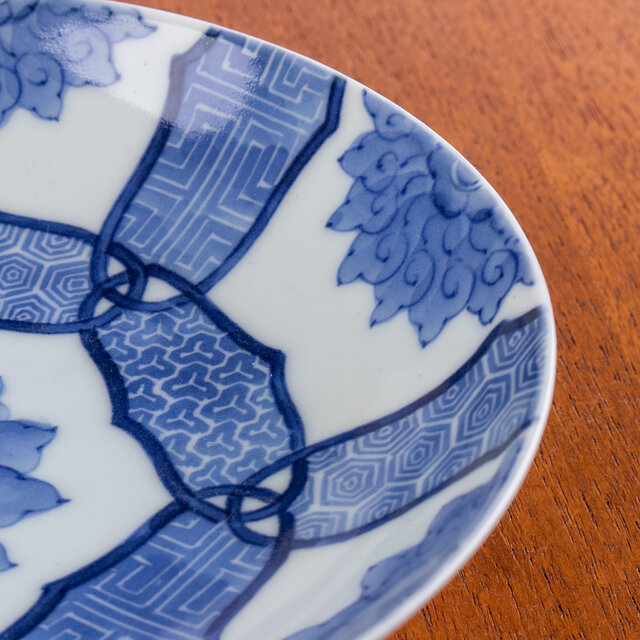 鍋島 染付唐華文六寸皿 E467A | iichi 日々の暮らしを心地よくする