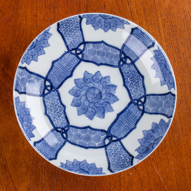 鍋島 染付唐華文六寸皿 E467A | iichi 日々の暮らしを心地よくする