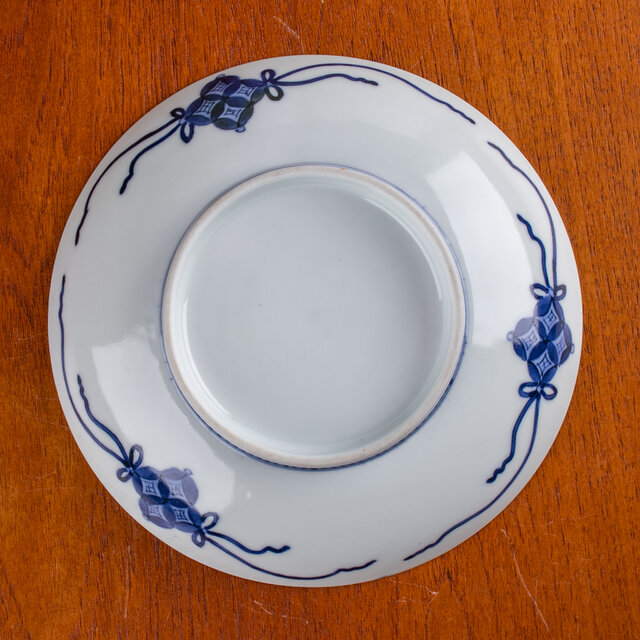 鍋島 染付唐華文六寸皿 E467A | iichi 日々の暮らしを心地よくする