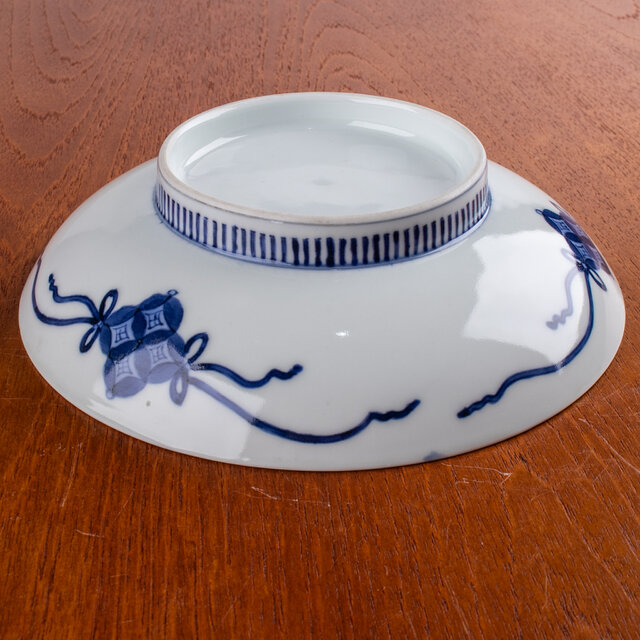 鍋島 染付唐華文六寸皿 E467A | iichi 日々の暮らしを心地よくする