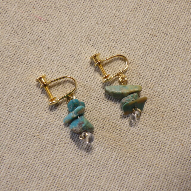 小さな天然石ラピスラズリ・さざれ石のイヤリング（緑系青色・金色金具）