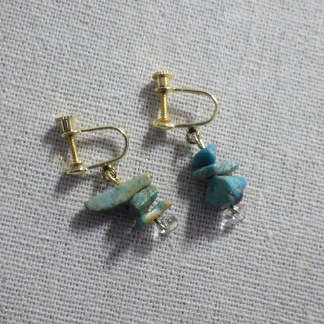 小さな天然石ラピスラズリ・さざれ石のイヤリング（緑系青色・金色金具