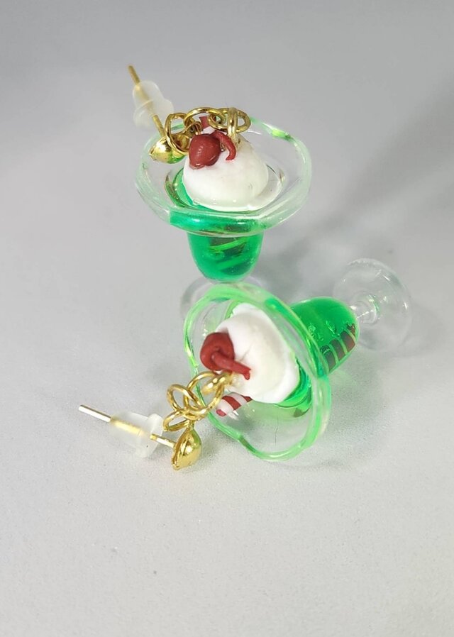 ポップなカラーのクリームソーダのピアス（メロン）