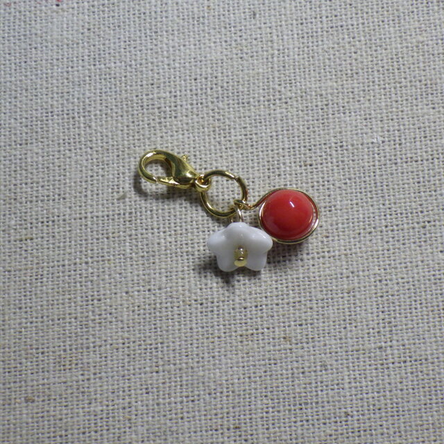 小さな”天然石風”赤玉とホワイトフラワーのチャーム