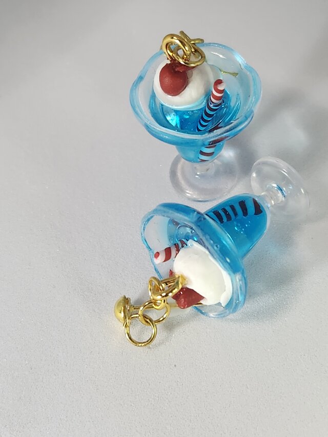 ポップなネオンカラーのクリームソーダのピアス（ブルーハワイ）