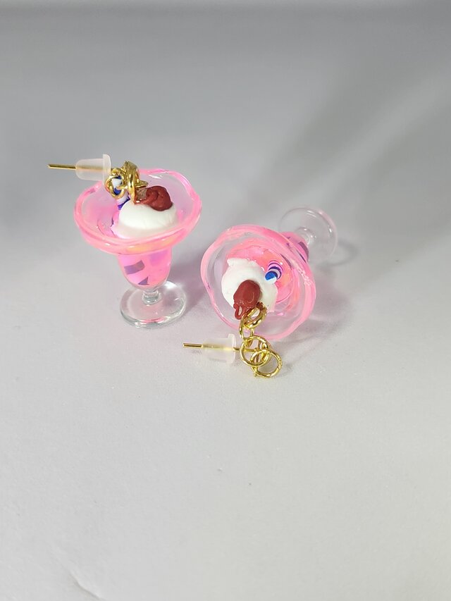 ポップなネオンカラーのクリームソーダピアス（ピーチ）