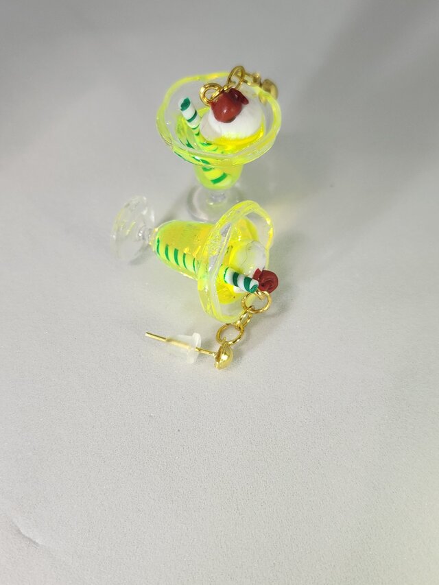 ポップのネオンカラーのクリームソーダのピアス（レモン）