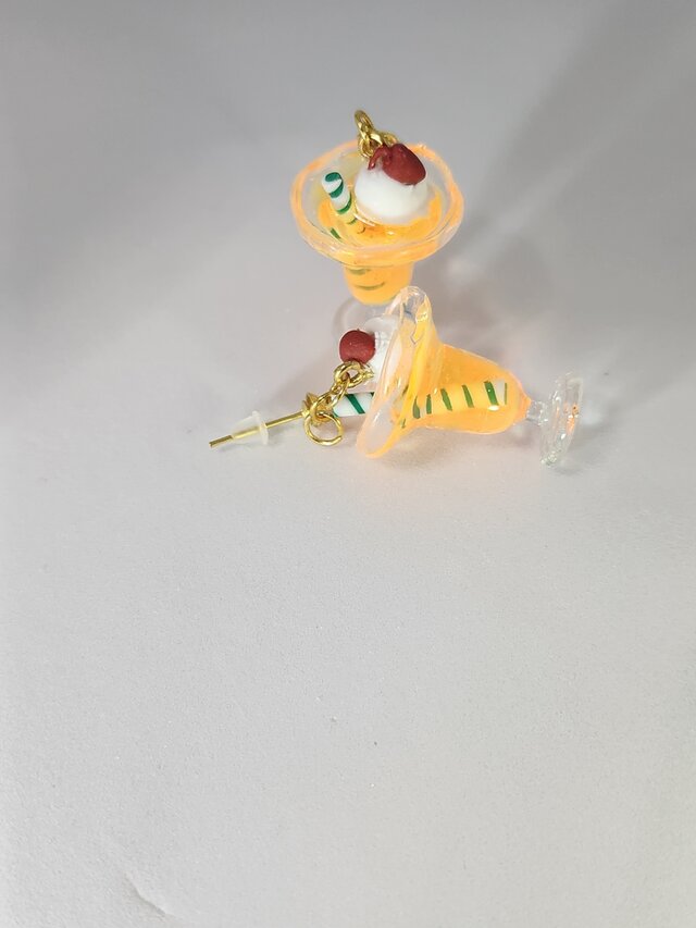 ポップなネオンカラーのクリームソーダのピアス（オレンジ）