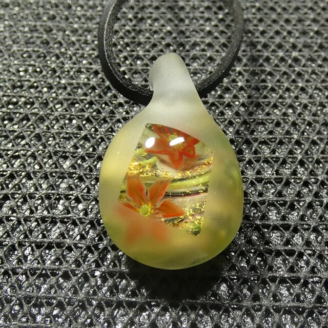 赤ユリ二輪、金箔ぼかし（ガラス、とんぼ玉、ユリ、一点物、伝統工芸