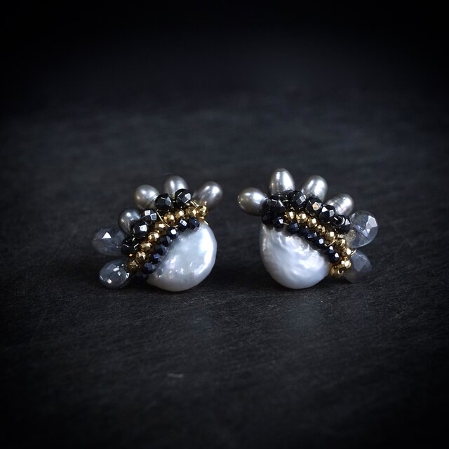 [JPN] 天然石ビジューピアス・ブラックスピネル