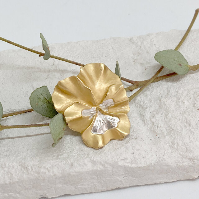 フリルパンジーのタイタック