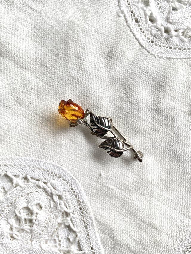 バルティックアンバー　リトルローズ　ブローチ