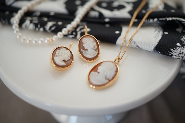 seasons】18kgp シェルカメオピアス（L） | iichi 日々の暮らし