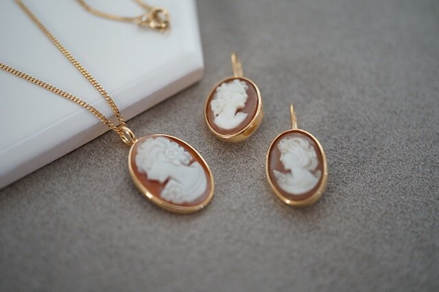 seasons】18kgp シェルカメオピアス（L） | iichi 日々の暮らしを