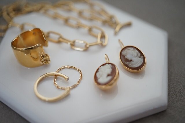 seasons】18kgp シェルカメオピアス（L） | iichi 日々の暮らし