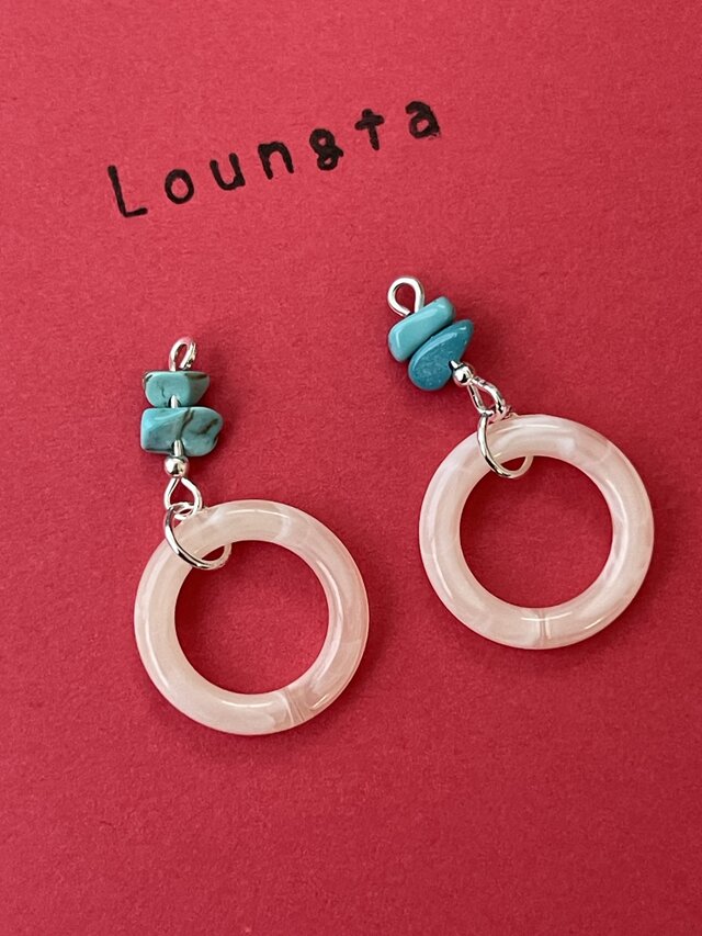 ターコイズピアス ターコイズ さざれ石 ホワイトアクリルチャームの小ぶりピアス 夏ピアス