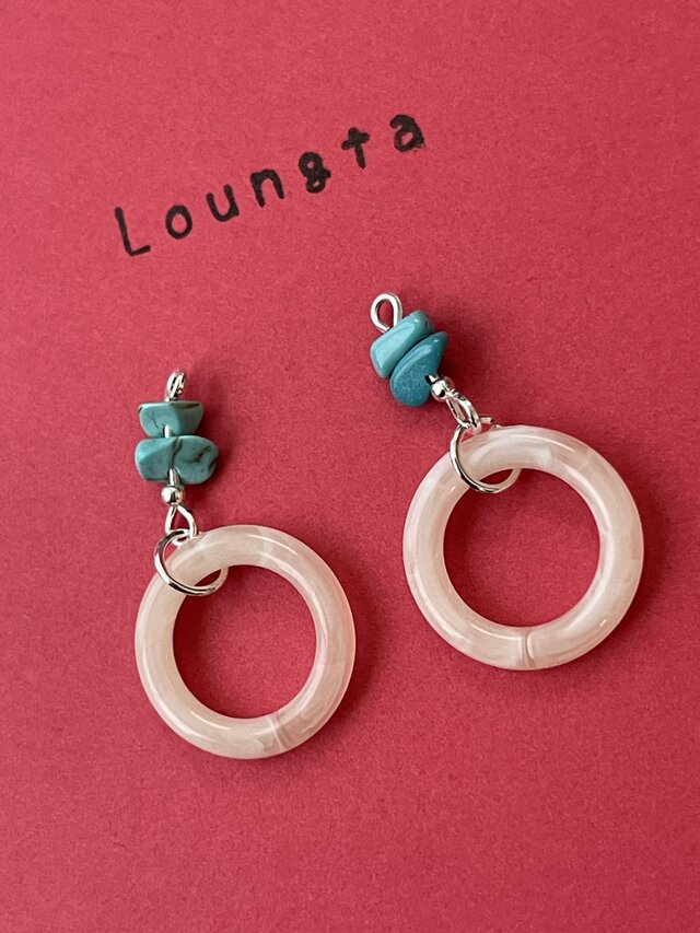 ターコイズピアス ターコイズ さざれ石 ホワイトアクリルチャームの