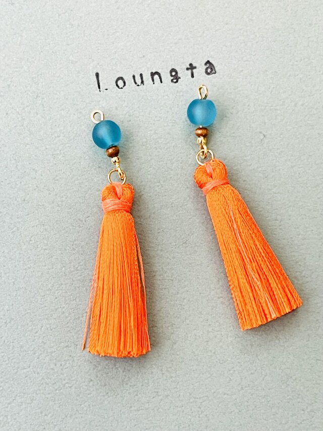 タッセルピアス フリンジピアス オレンジ ブルーガラスビーズ 樹脂ピアス