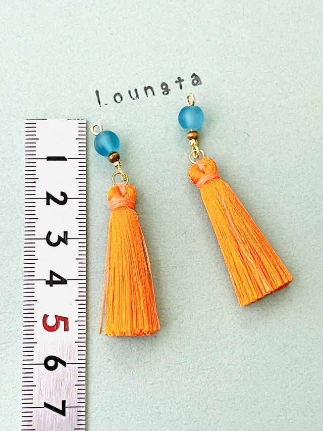 タッセルピアス フリンジピアス オレンジ ブルーガラスビーズ 樹脂