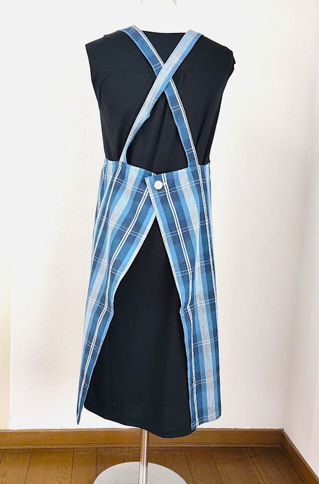 ブルーチェックエプロン | iichi 日々の暮らしを心地よくする