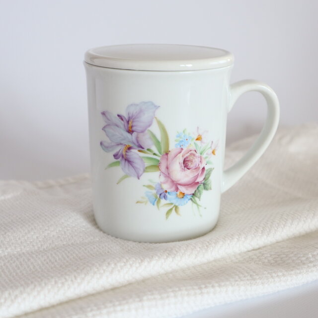 あやめと薔薇のブーケの蓋付マグカップ
